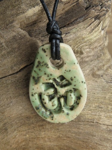 Wisior OM – ceramiczny amulet harmonii