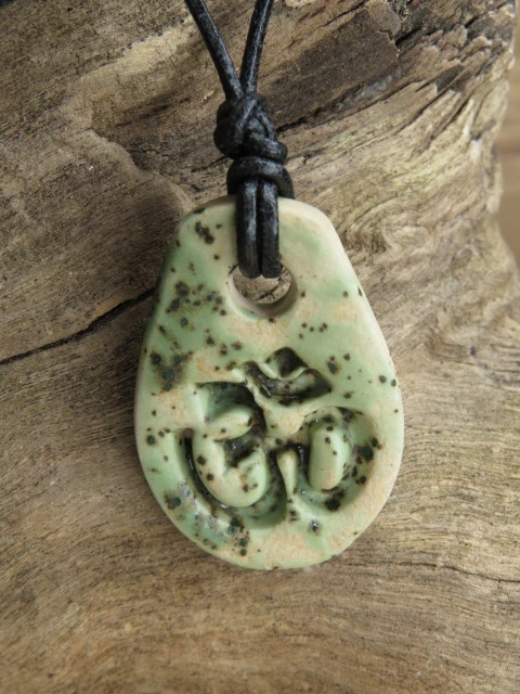 Wisior OM – ceramiczny amulet harmonii