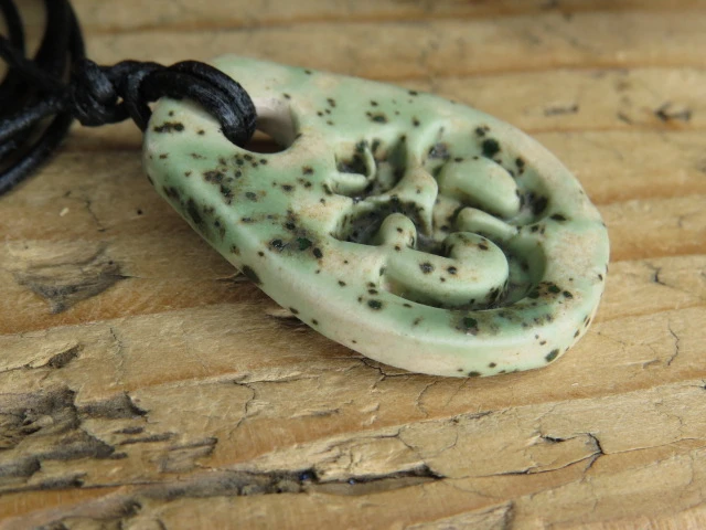 Wisior OM – ceramiczny amulet harmonii