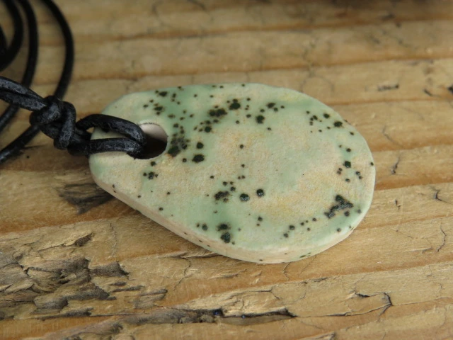 Wisior OM – ceramiczny amulet harmonii