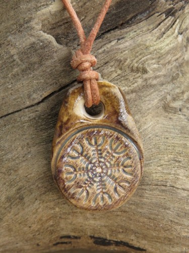 Aegishjalmur -Tarcza Algizowa - wisior z ceramiki - amulet ochronny