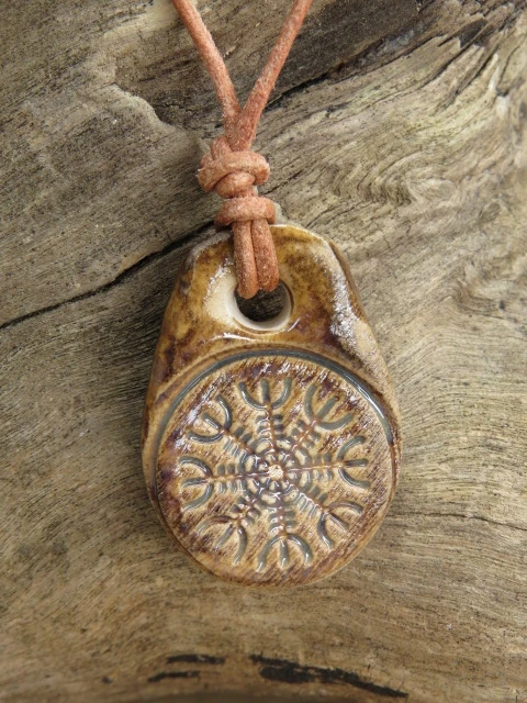 Aegishjalmur -Tarcza Algizowa - wisior z ceramiki - amulet ochronny