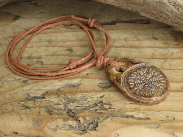 Aegishjalmur -Tarcza Algizowa - wisior z ceramiki - amulet ochronny