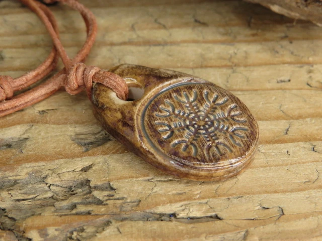 Aegishjalmur -Tarcza Algizowa - wisior z ceramiki - amulet ochronny