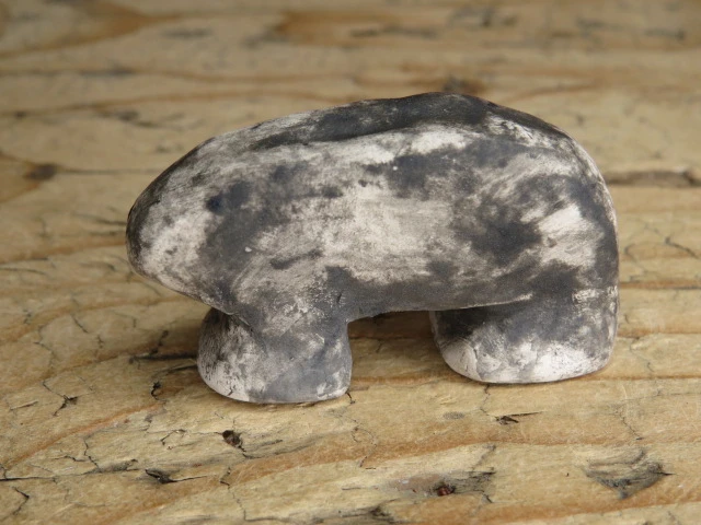 Miś Ślężański – figurka ceramiczna