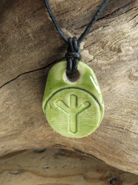 Runa Algiz - wisior z ceramiki - amulet ochronny