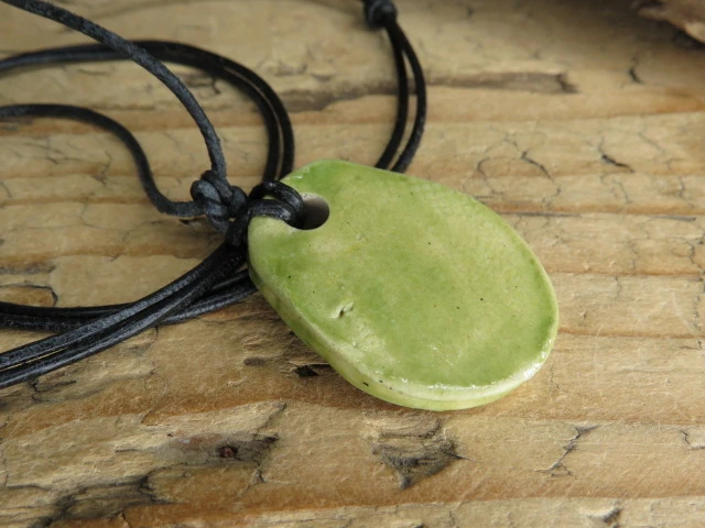 Runa Algiz - wisior z ceramiki - amulet ochronny