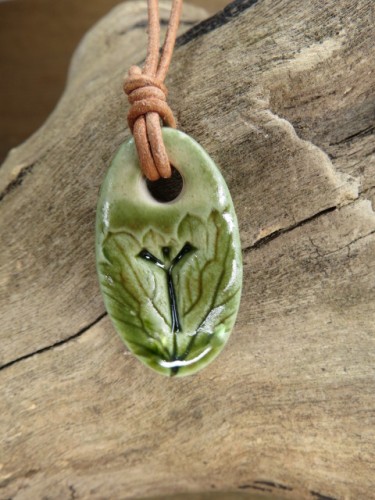 Runa Algiz - wisior z ceramiki - amulet ochronny