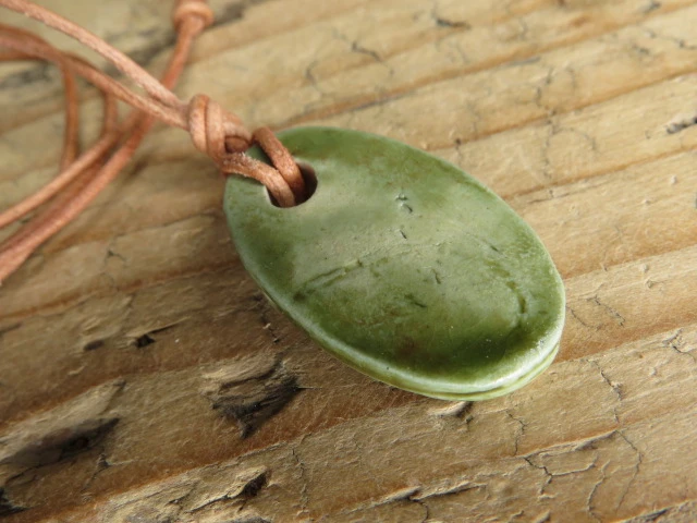 Runa Algiz - wisior z ceramiki - amulet ochronny