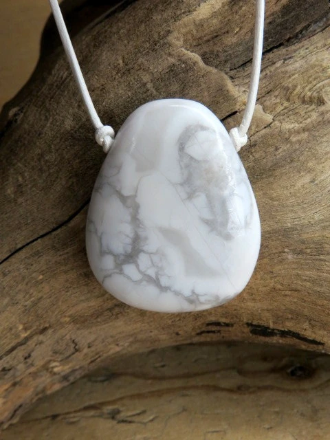 howlit biały - amulet na rzemieniu