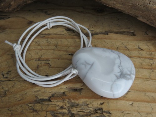 howlit biały - amulet na rzemieniu