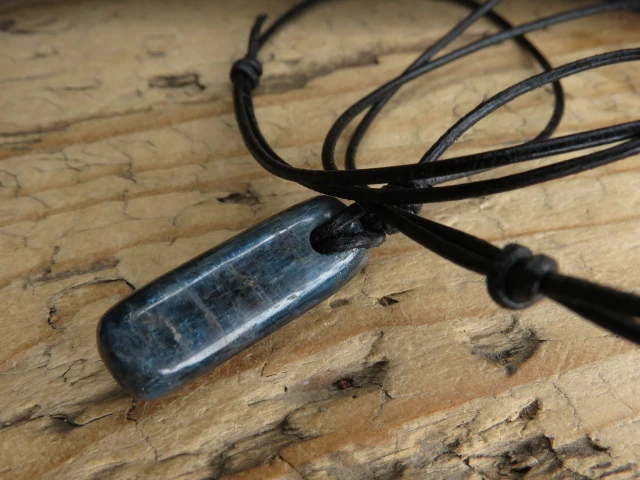 dysten - cjanit * amulet ochronny naszyjnik - rozwój duchowy