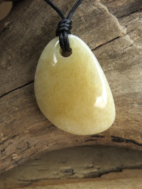 aragonit pomarańczowy - ochrona uspokojenie energia - amulet na rzemieniu