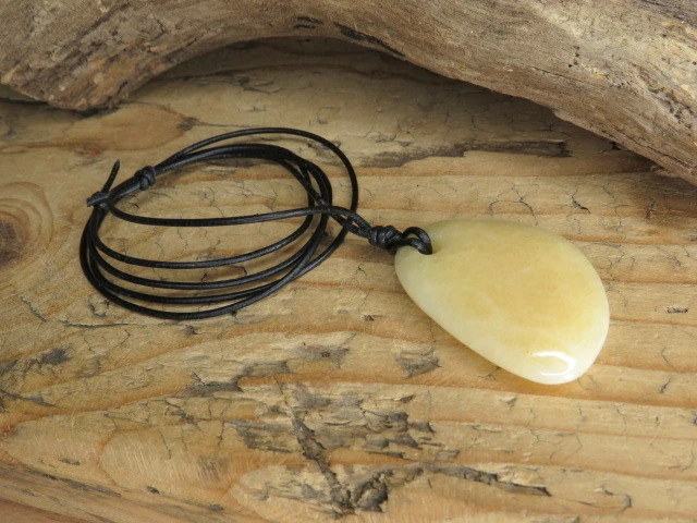 aragonit pomarańczowy - ochrona uspokojenie energia - amulet na rzemieniu