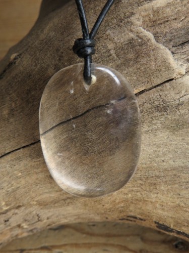 kryształ górski amulet ochronny uzdrawiająca energia na rzemieniu