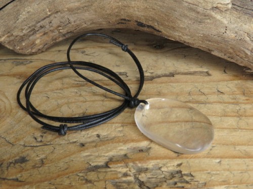 kryształ górski amulet ochronny uzdrawiająca energia na rzemieniu