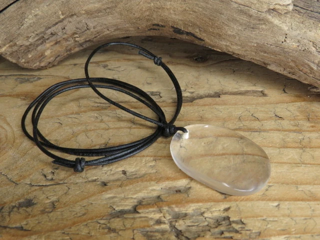 kryształ górski amulet ochronny uzdrawiająca energia na rzemieniu