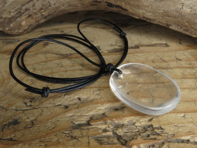 kryształ górski amulet ochronny uzdrawiająca energia na rzemieniu