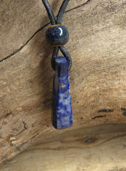 lapis lazuli - ochrona i intuicja - amulet na rzemieniu