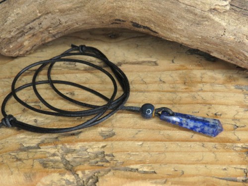 lapis lazuli - ochrona i intuicja - amulet na rzemieniu