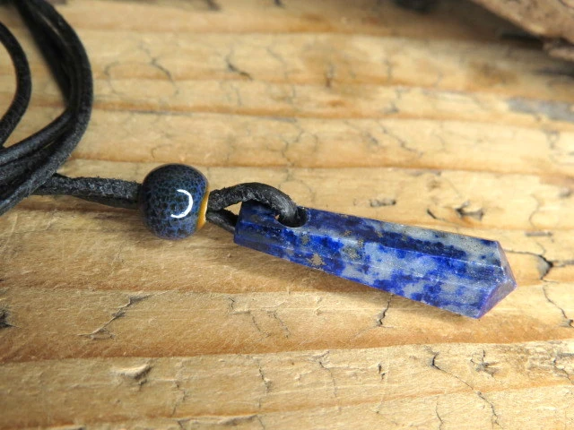 lapis lazuli - ochrona i intuicja - amulet na rzemieniu