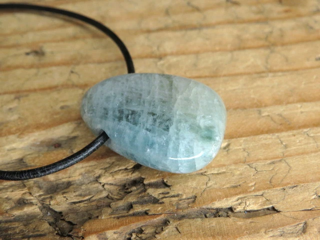 akwamaryn - amulet na rzemieniu