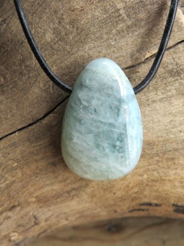 akwamaryn - amulet na rzemieniu
