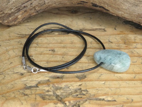 akwamaryn - amulet na rzemieniu
