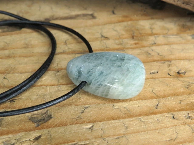 akwamaryn - amulet na rzemieniu