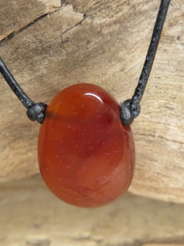 karneol * amulet na rzemieniu