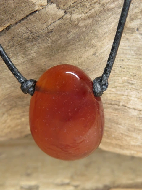 karneol * amulet na rzemieniu