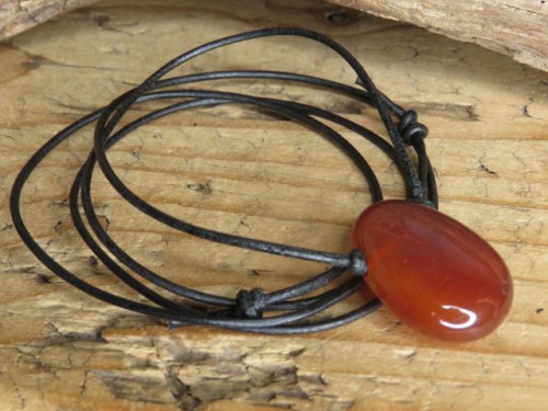 karneol * amulet na rzemieniu