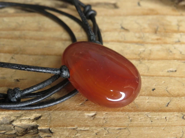 karneol * amulet na rzemieniu