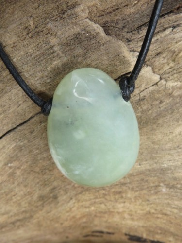jadeit - ochrona i dobrobyt - amulet na rzemieniu