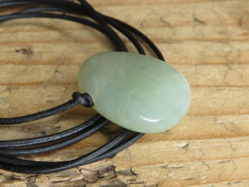 jadeit - ochrona i dobrobyt - amulet na rzemieniu