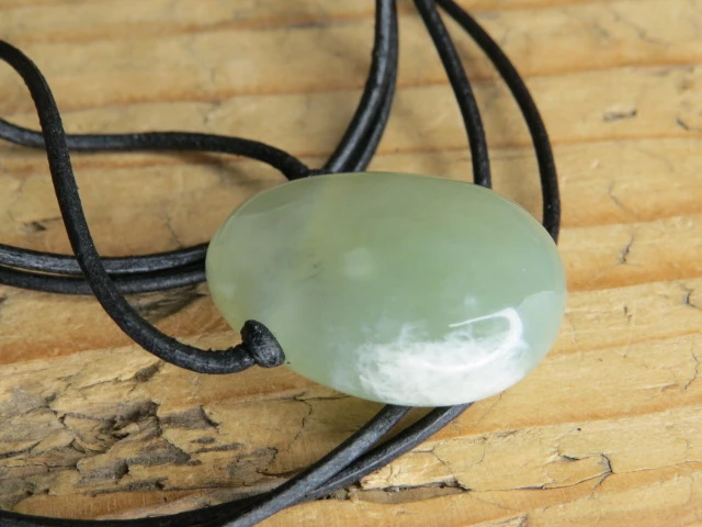 jadeit - ochrona i dobrobyt - amulet na rzemieniu