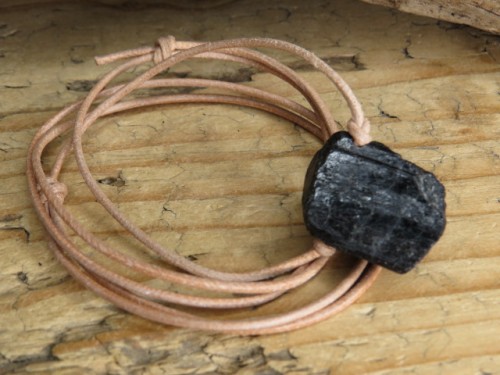 czarny turmalin * amulet ochronny na rzemieniu