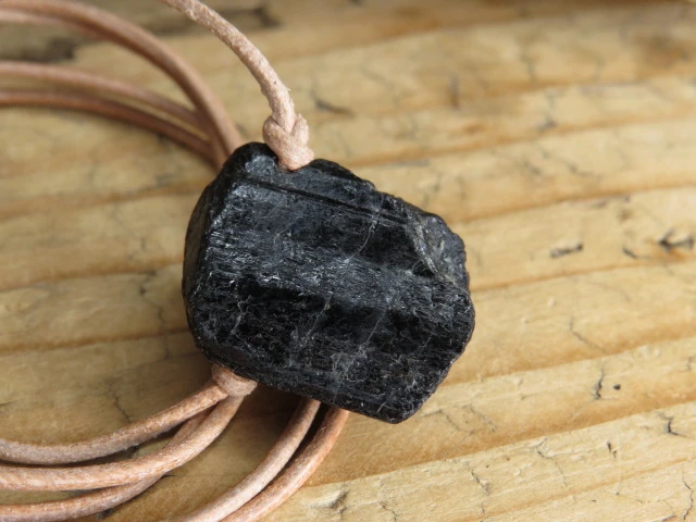 czarny turmalin * amulet ochronny na rzemieniu