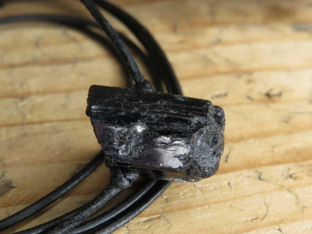 czarny turmalin * amulet ochronny na rzemieniu