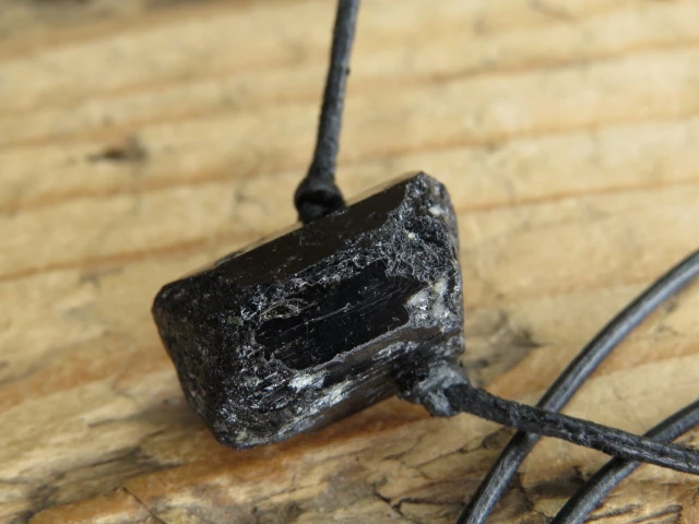 czarny turmalin * amulet ochronny na rzemieniu