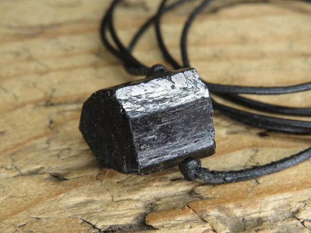 czarny turmalin * amulet ochronny na rzemieniu