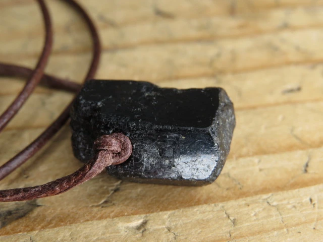 czarny turmalin * amulet ochronny na rzemieniu