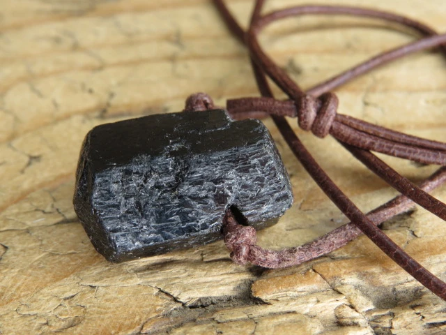 czarny turmalin * amulet ochronny na rzemieniu