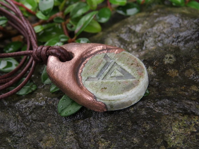 Symbol Welesa – ceramiczny amulet w miedzi - biżuteria słowiańska