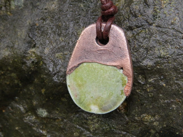 Symbol Welesa – ceramiczny amulet w miedzi - biżuteria słowiańska