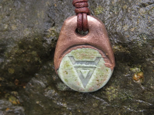 Symbol Welesa – ceramiczny amulet w miedzi - biżuteria słowiańska