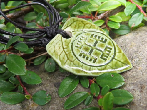 Ceramiczny wisior Ręce Boga na liściu – słowiański symbol