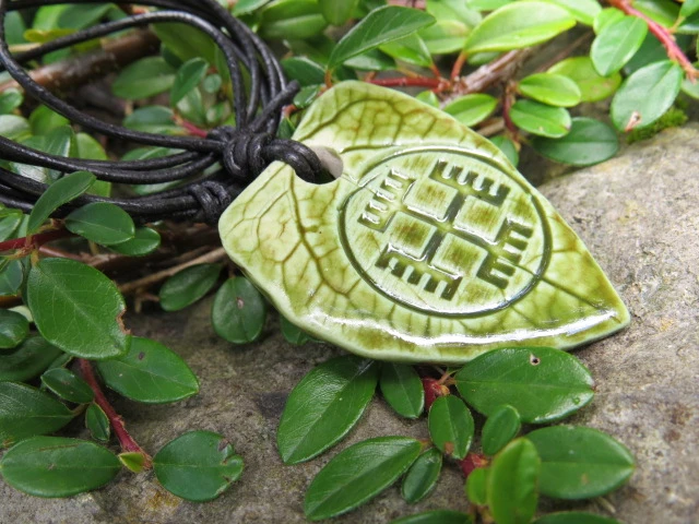 Ceramiczny wisior Ręce Boga na liściu – słowiański symbol