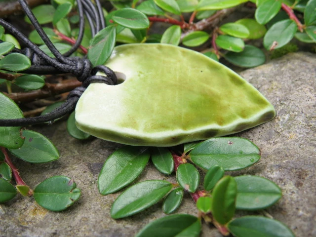 Ceramiczny wisior Ręce Boga na liściu – słowiański symbol