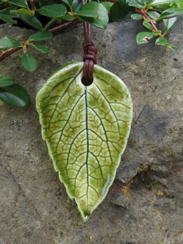 Wisior ceramiczny z liściem melisy – ceramiczny zielnik